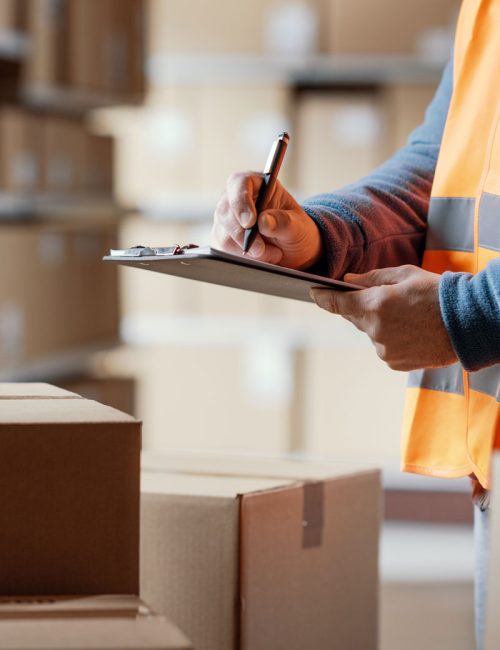 operatore-di-magazzino-che-controlla-un-ordine-di-acquisto